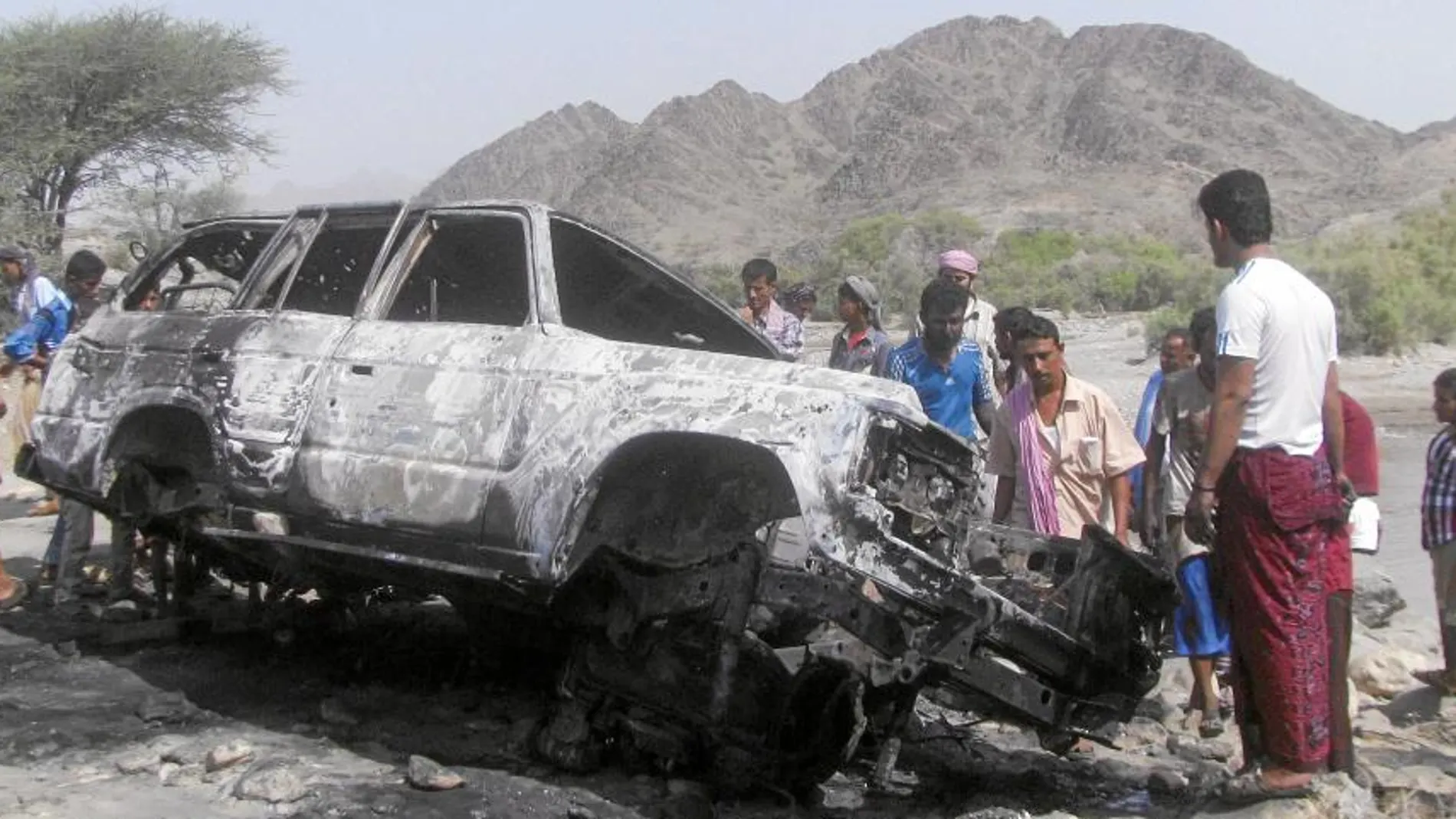 Aspecto de un vehículo tras un ataque con un avión no tripulado en la provincia de Lahj, en el sur de Yemen, la pasada semana