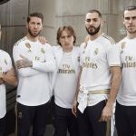 Lucas Vázquez, Sergio Ramos, Modric, Benzema y Bale, con la nueva camiseta del Real Madrid