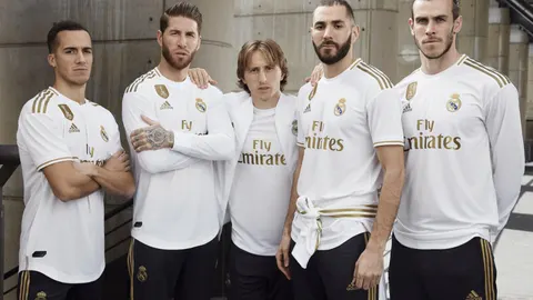 Lucas Vázquez, Sergio Ramos, Modric, Benzema y Bale, con la nueva camiseta del Real Madrid