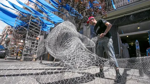 La calle Verdi, famosa por su proyectos decorativos, homenajea al océano en esta edición de la fiesta mayor de Gràcia