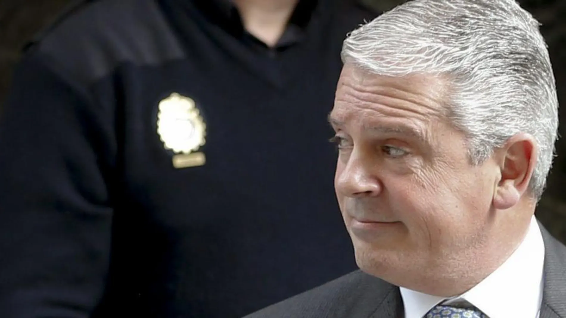 El presunto número dos de la trama Gürtel, Pablo Crespo, a su salida hoy de la Audiencia Nacional
