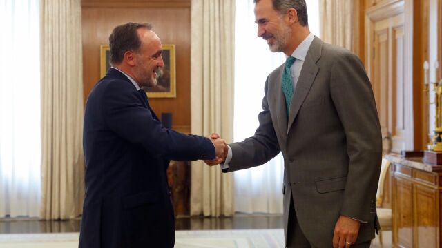 Felipe VI saluda al presidente de Unión del Pueblo Navarro (UPN), José Javier Esparza Abaurrea/Efe/Javier Lizón