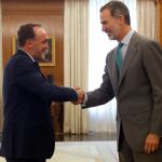 Felipe VI saluda al presidente de Unión del Pueblo Navarro (UPN), José Javier Esparza Abaurrea/Efe/Javier Lizón