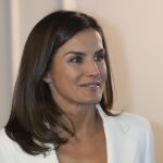 Doña Letizia, de blanco y luciendo moreno