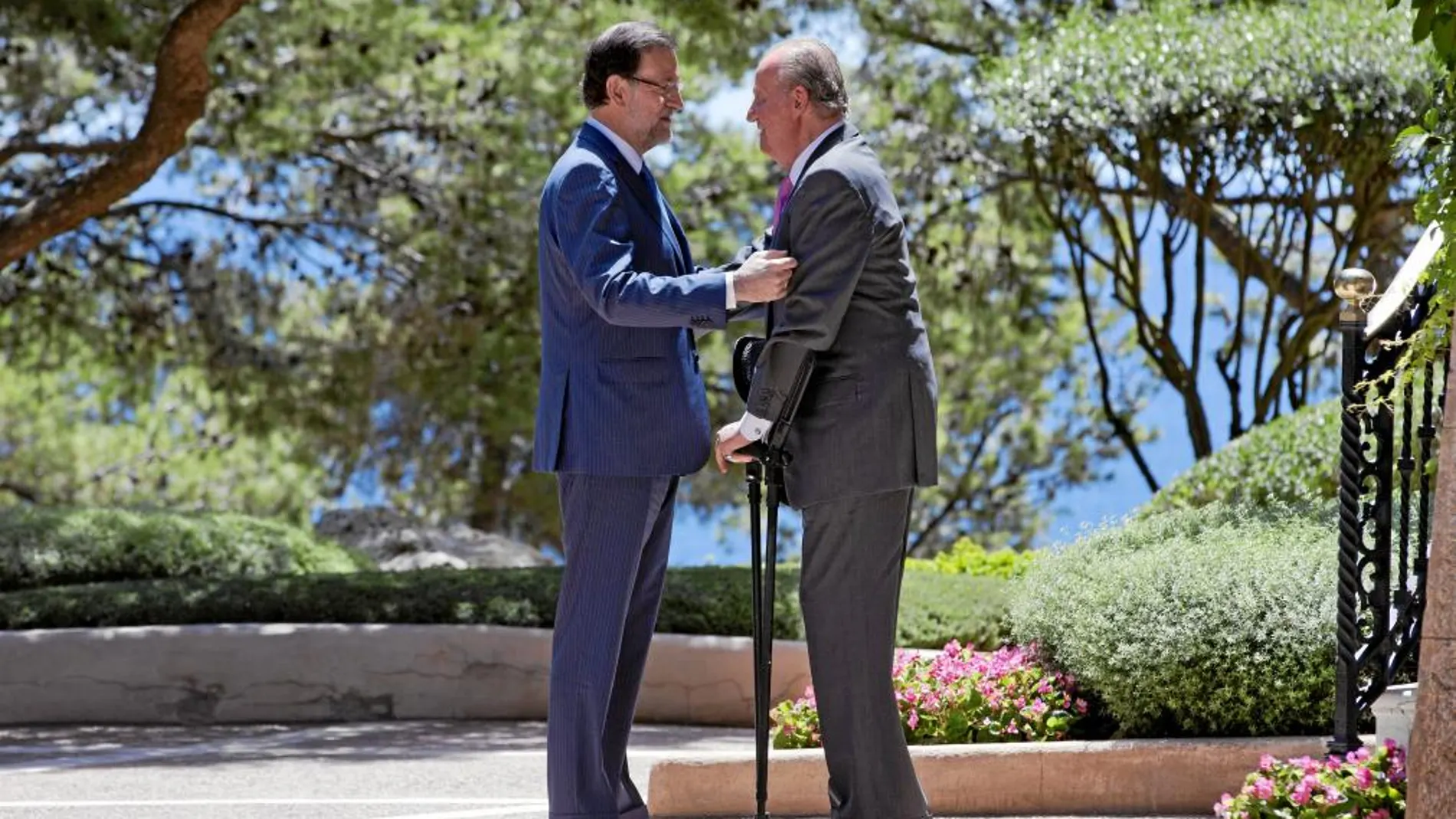 El presidente conversa con Don Juan Carlos en los jardines del Palacio de Marivent