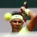 Nadal golpea una derecha en su estreno en Roland Garros