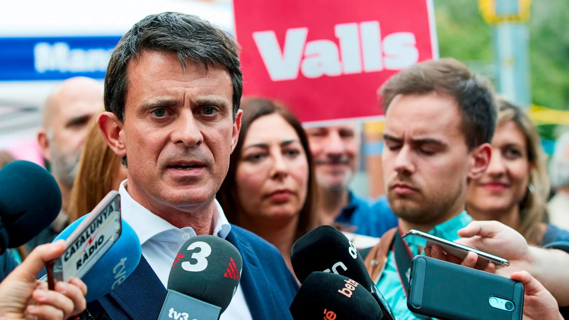 Manuel Valls (c) atiende a los medios