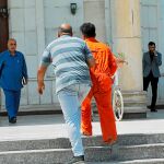 Un yihadista es conducido a juicio en la corte penal del Karkh, en Bagdad