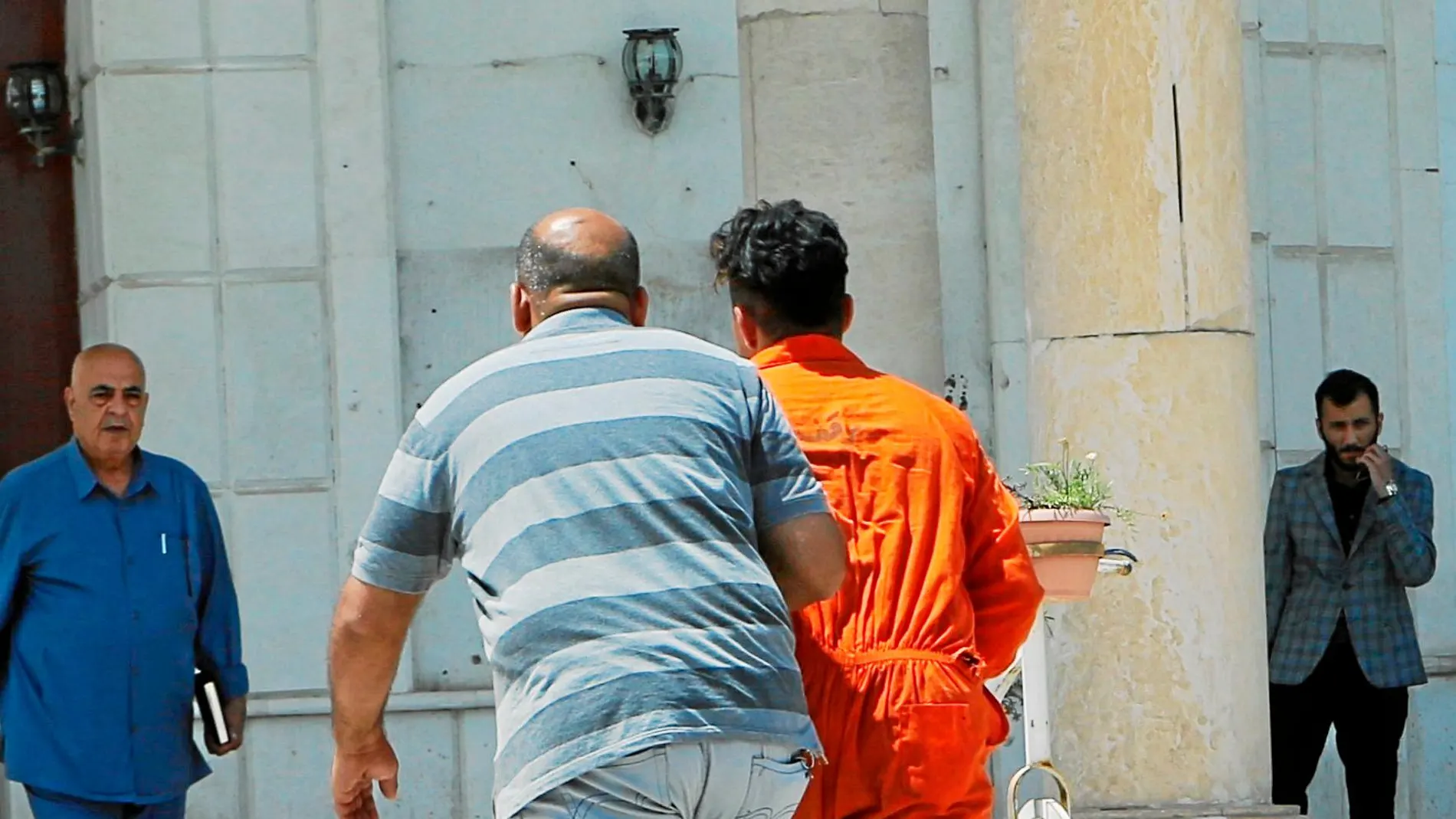 Un yihadista es conducido a juicio en la corte penal del Karkh, en Bagdad