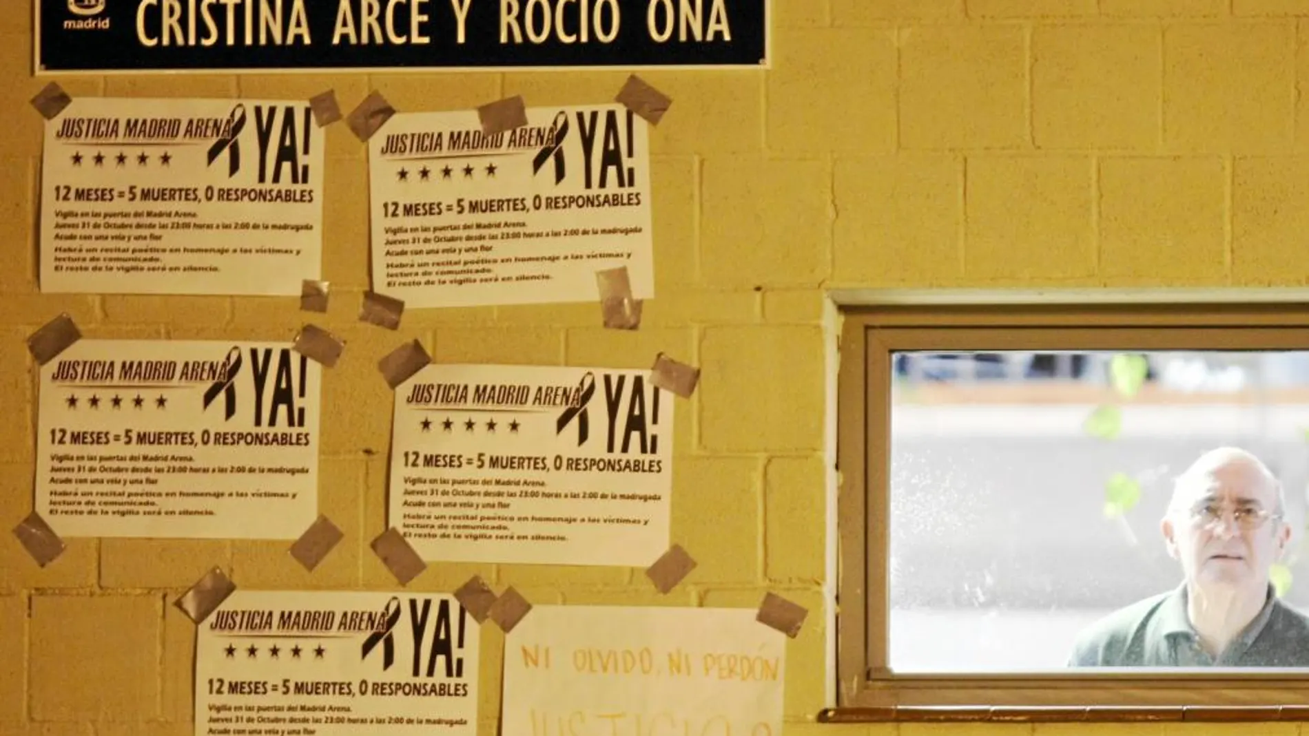 La alcaldesa, Ana Botella, descubrió una placa con el nombre de las víctimas del Arena en la Alameda de Osuna