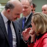 La ministra de Economía, Nadia Calviño, conversa con el comisario europeo de Asuntos Económicos y Financieros, Pierre Moscovici