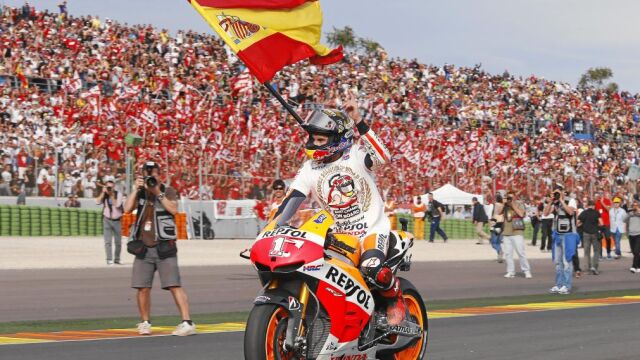 Márquez paseó en Cheste una bandera con historia, la misma que utilizó Crivillé en 1999 y que luego pasó a Alzamora. Emilio la guardó para su pupilo, que la ha utilizado en los tres títulos mundiales que ya tiene