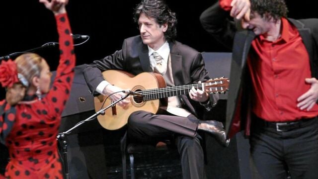 Cañizares, entre Charo Espino y Ángel Muñoz, anoche durante su actuación en el Teatro Real