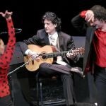 Cañizares, entre Charo Espino y Ángel Muñoz, anoche durante su actuación en el Teatro Real