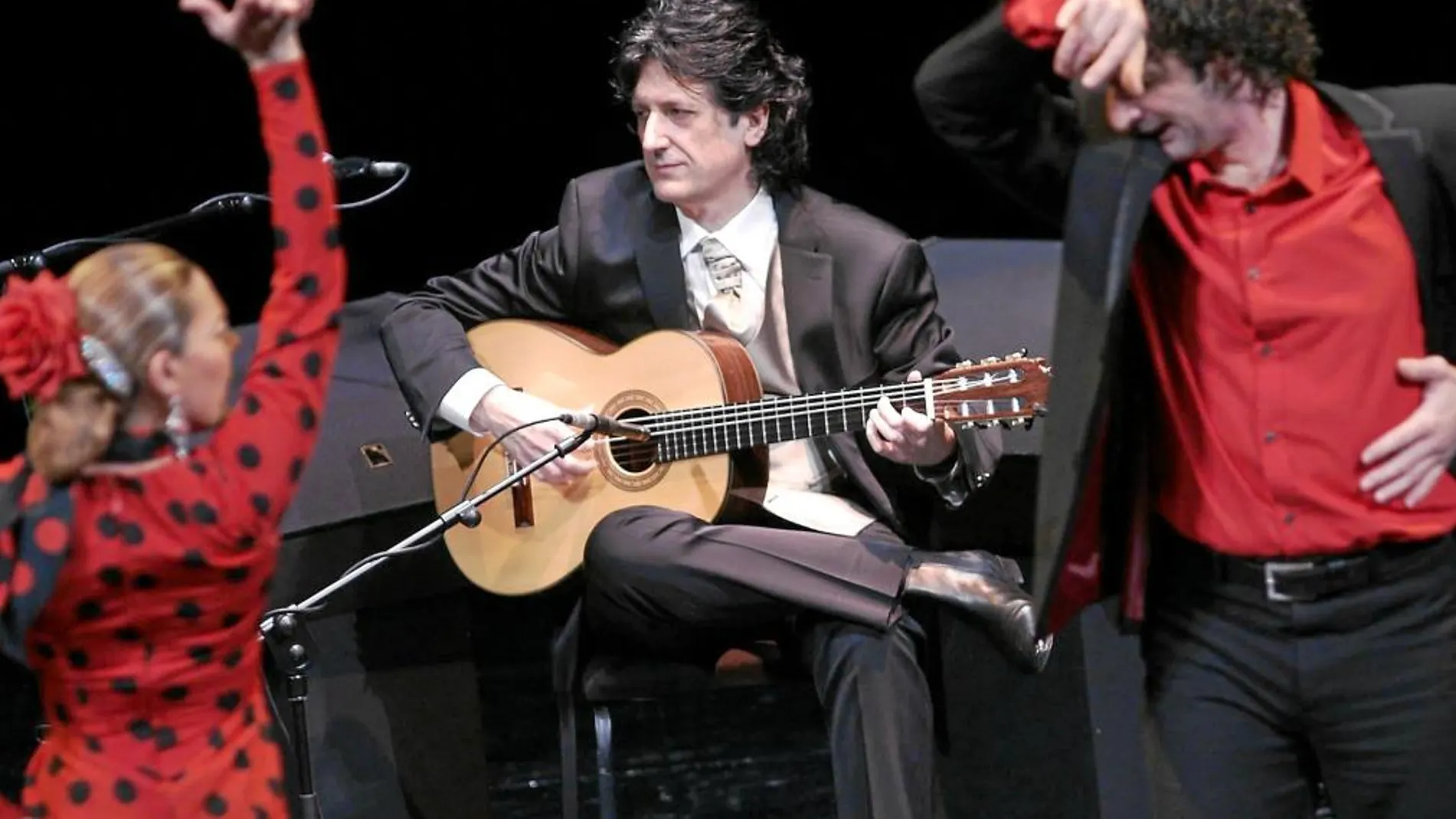 Cañizares, entre Charo Espino y Ángel Muñoz, anoche durante su actuación en el Teatro Real