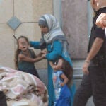 Una mujer siria amenaza a sus hijas con un cuchillo