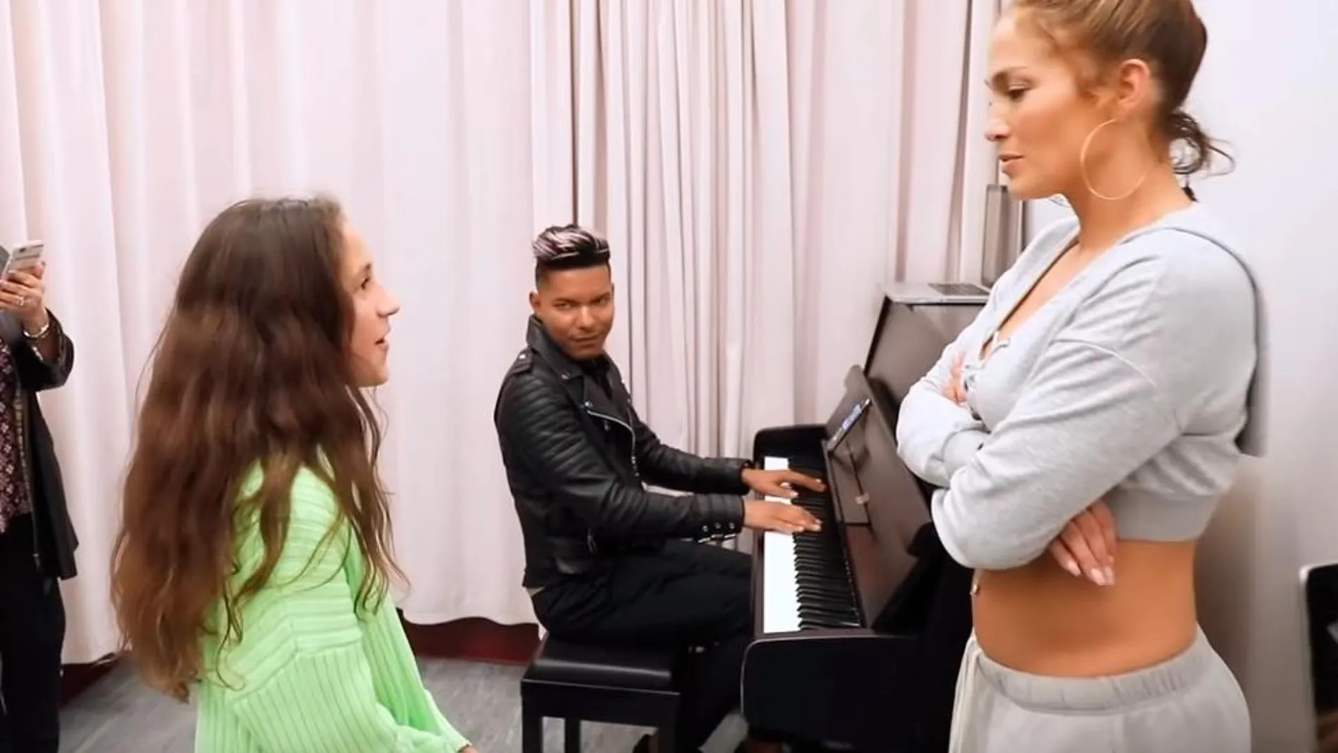 Emme Anthony cantando junto a su madre