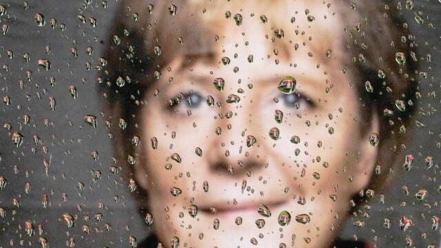 Cartel electoral de Angela Merkel visto desde la ventana de un coche en un lluvioso día en Berlín