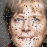 Cartel electoral de Angela Merkel visto desde la ventana de un coche en un lluvioso día en Berlín