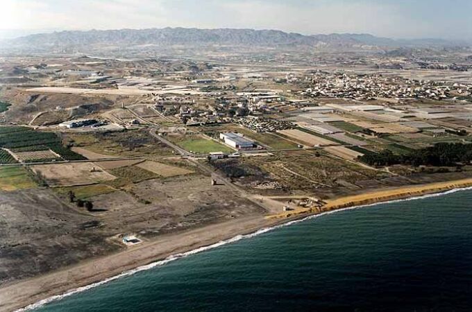 Entre los terrenos contaminados citan el caso de Palomares en Almería con presencia de Plutonio-239 y Americio-241.