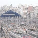 La playa de vías de Giorgeta parte la ciudad. A la derecha, imágenes del túnel de Pajares