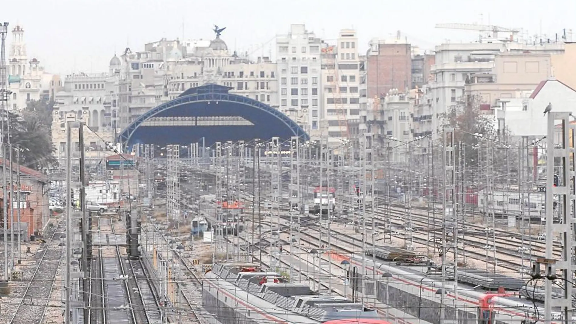 La playa de vías de Giorgeta parte la ciudad. A la derecha, imágenes del túnel de Pajares