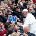 El papa Francisco saluda a los fieles congregados en la Plaza de San Pedro