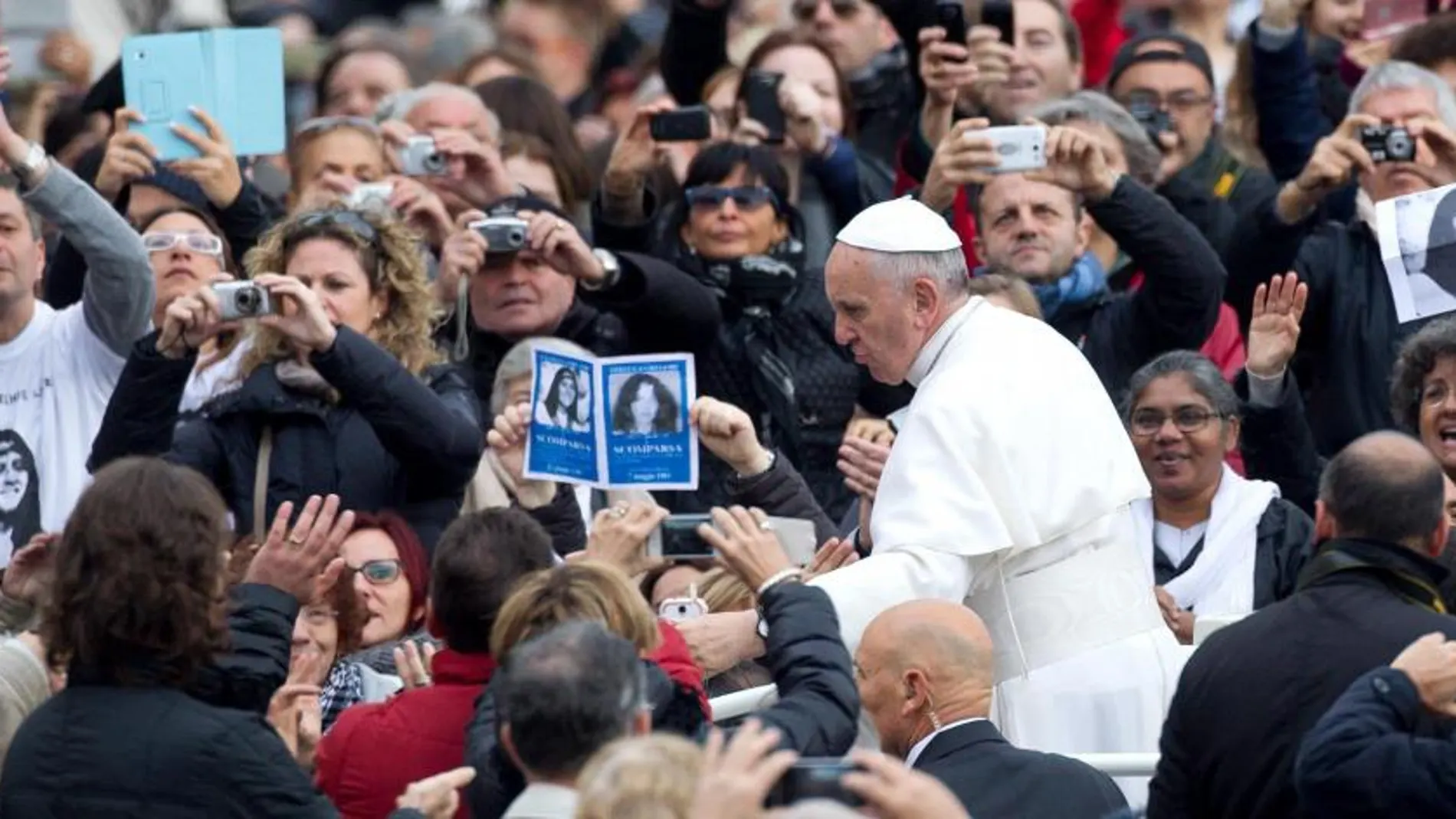 El papa Francisco saluda a los fieles congregados en la Plaza de San Pedro