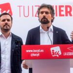El candidato de IU Castilla y León en Marcha, José Sarrión, contesta a las preguntas de la prensa en presencia de Alberto Garzón