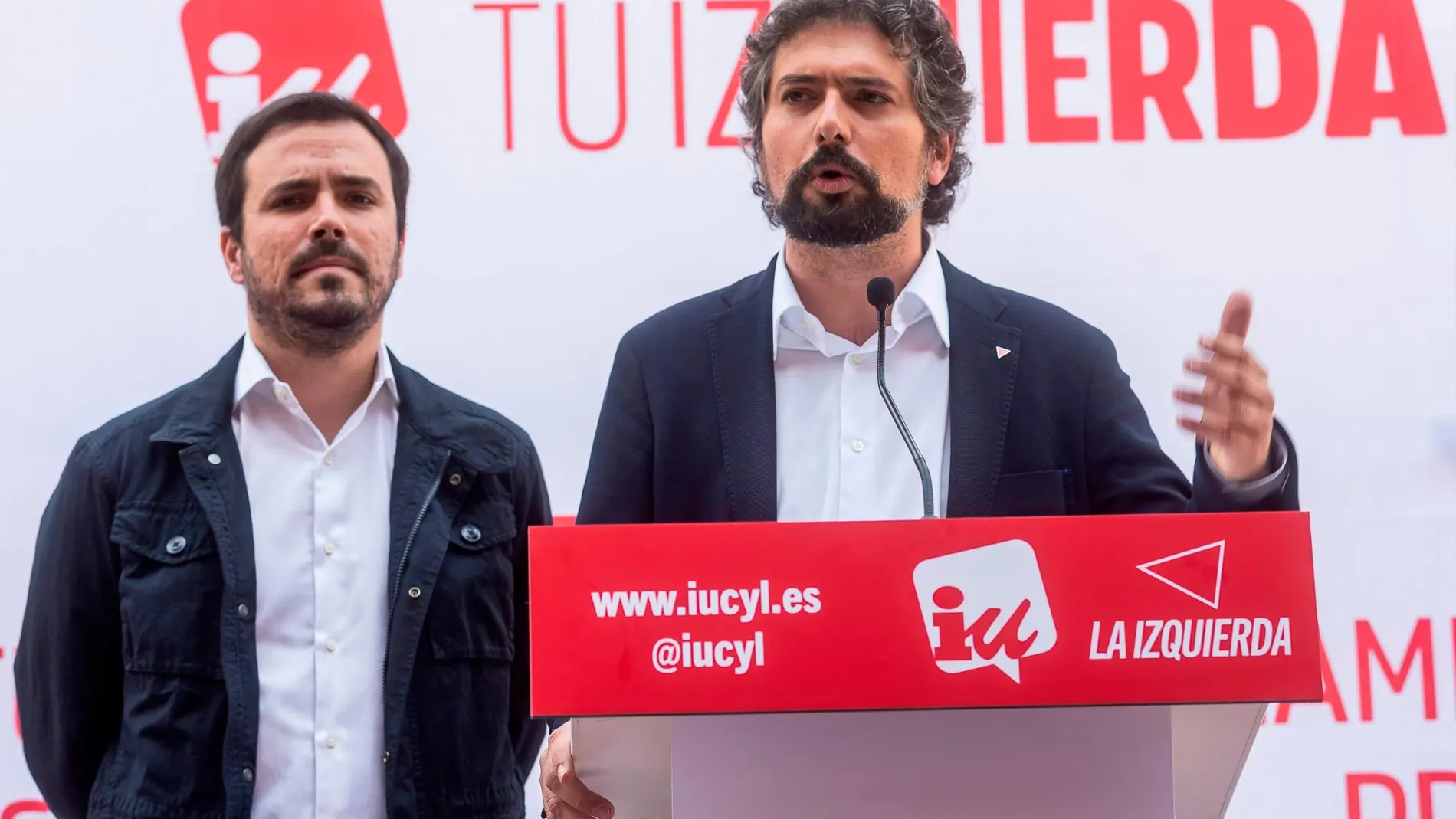 El candidato de IU Castilla y León en Marcha, José Sarrión, contesta a las preguntas de la prensa en presencia de Alberto Garzón
