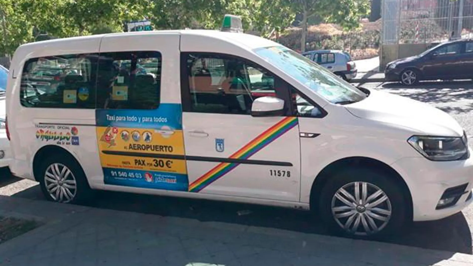 Taxi de Madrid con la banda arcoíris en lugar de la banda roja tradicional