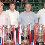 La junta directiva del Caja Segovia con los títulos logrados en sus 32 años de historia
