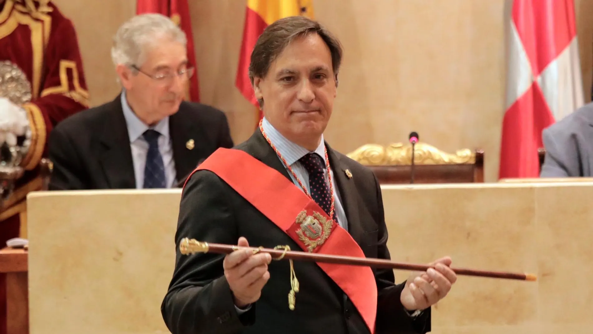 Constitución de la nueva corporación municipal que encabeza como alcalde el popular, Carlos García Carbayo