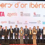 Los galardonados junto al consejero Suárez-Quiñones y el alcalde García Carbayo