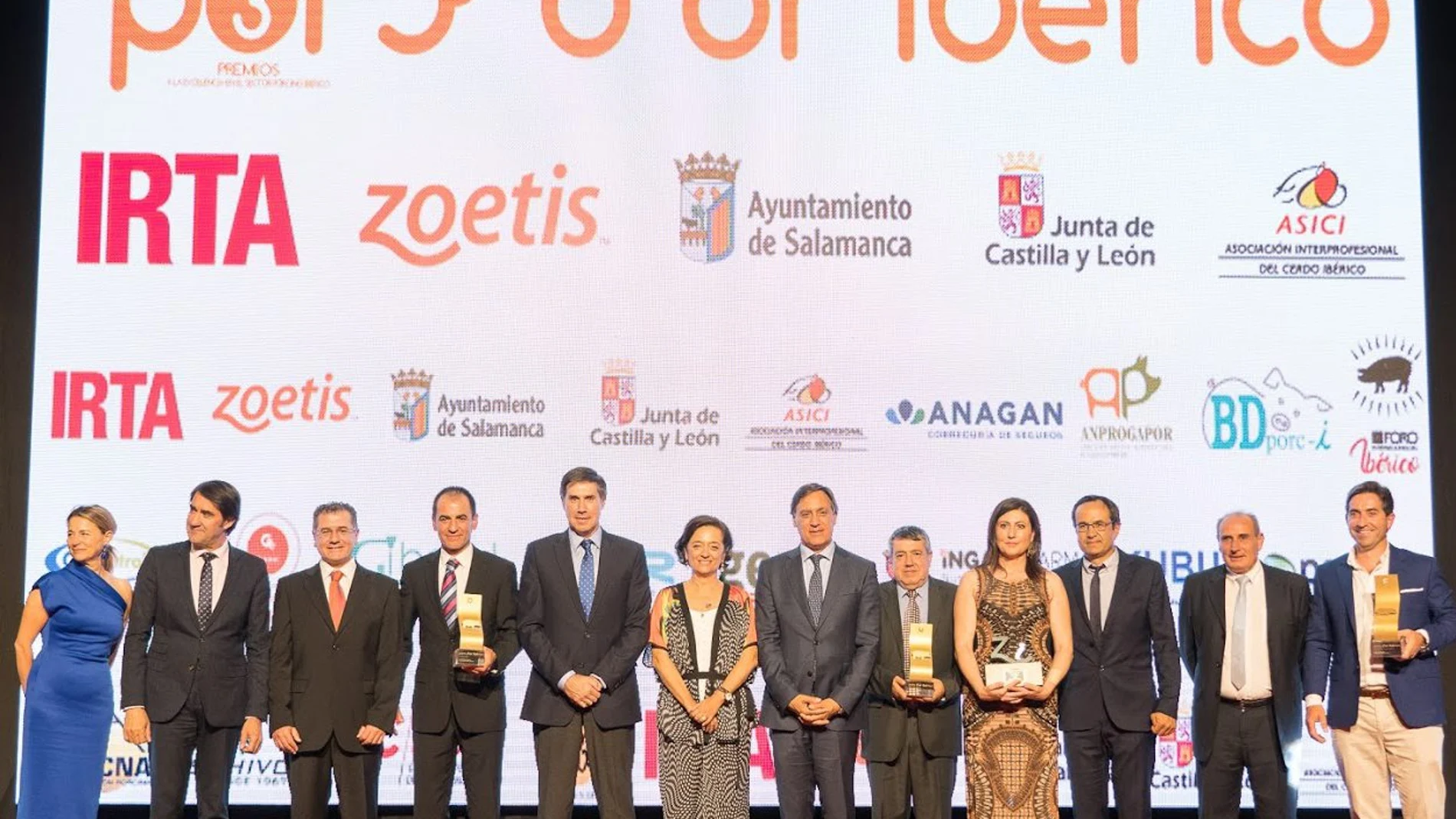 Los galardonados junto al consejero Suárez-Quiñones y el alcalde García Carbayo