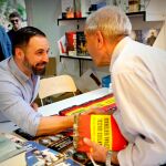 El presidente de Vox, Santiago Abascal, ha firmado libros junto a Fernando Sánchez Dragó en la Feria del Libro de Madrid/Gonzalo Pérez