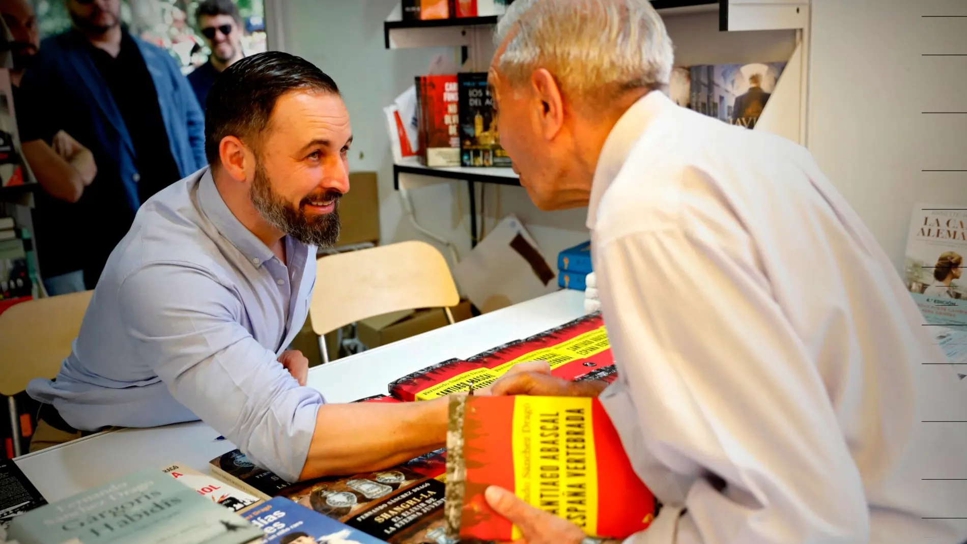El presidente de Vox, Santiago Abascal, ha firmado libros junto a Fernando Sánchez Dragó en la Feria del Libro de Madrid/Gonzalo Pérez