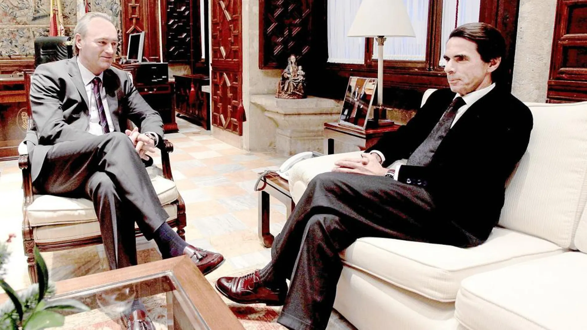 El presidente del Consell mantuvo ayer un encuentro privado con el ex presidente del Gobierno, José María Aznar