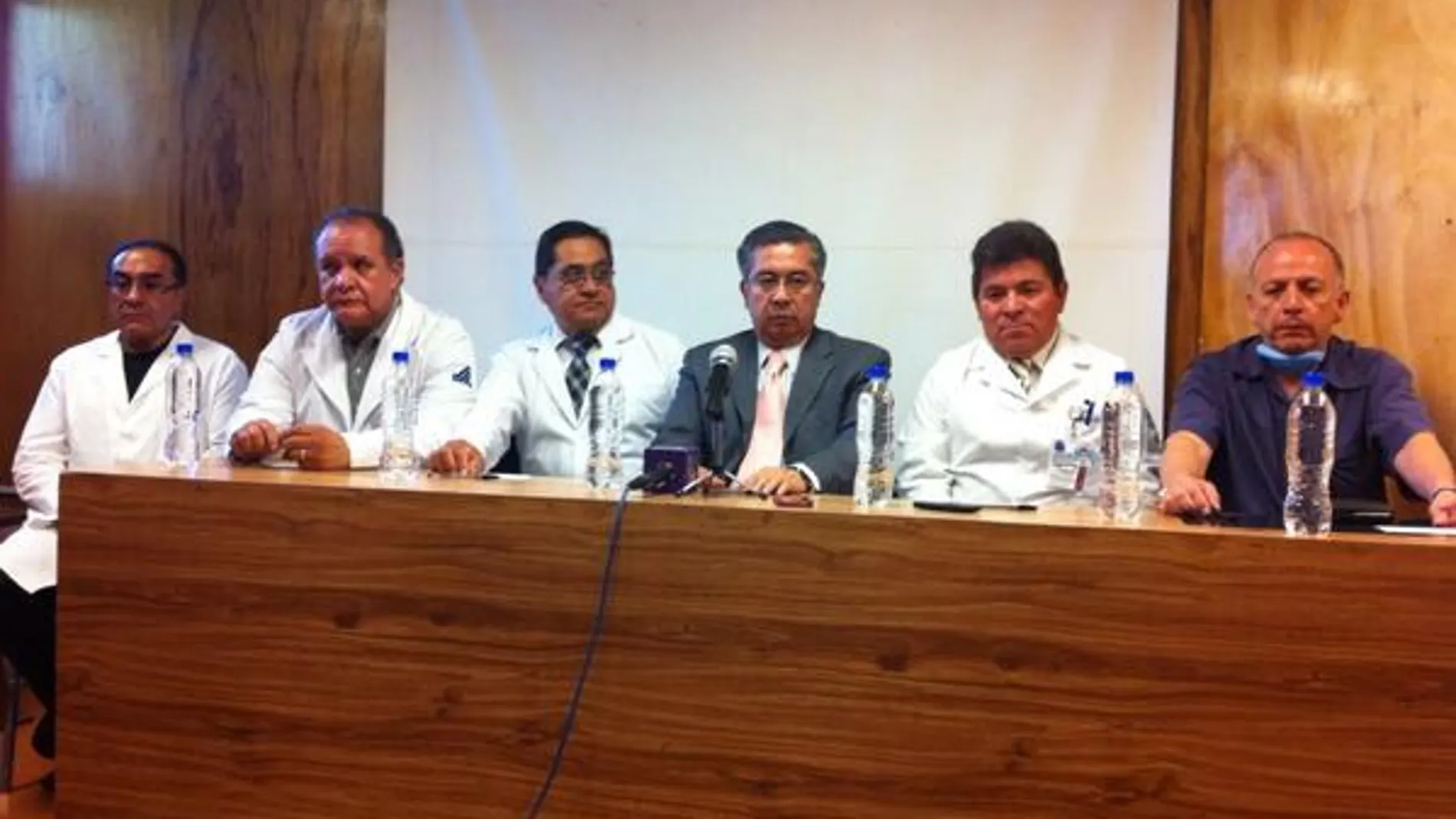 El equipo médico encabezado por el doctor Francisco Chong