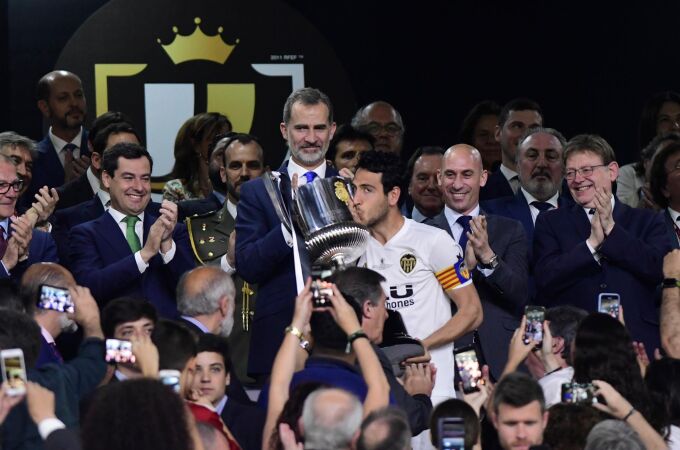 El capitán del Valencia CF, Daniel Parejo, recibe el trofeo del rey Felipe. Foto Ke Imagen