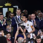 El capitán del Valencia CF, Daniel Parejo, recibe el trofeo del rey Felipe. Foto Ke Imagen