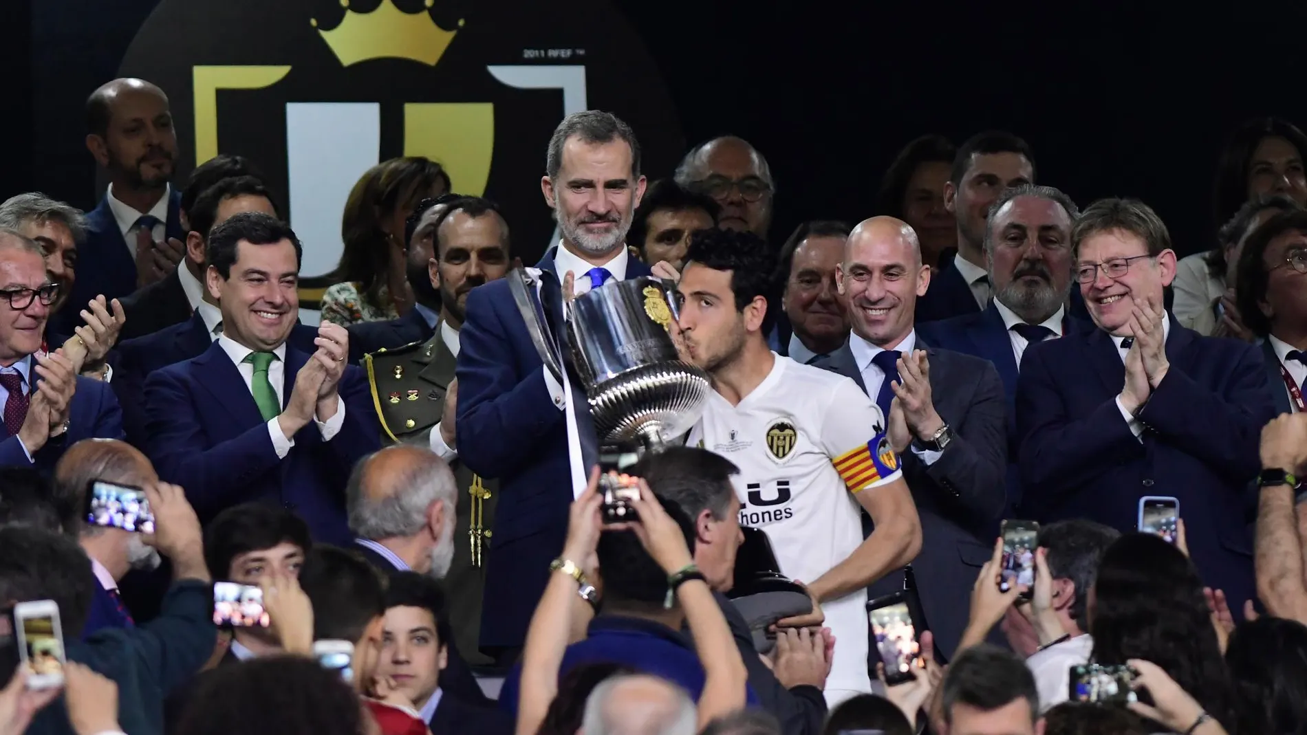 El capitán del Valencia CF, Daniel Parejo, recibe el trofeo del rey Felipe. Foto Ke Imagen