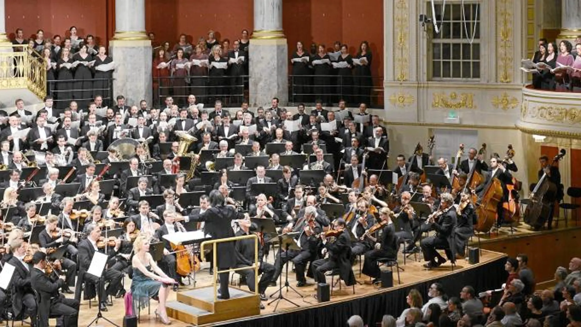 El Orfeó Català y el Cor de Cambra del Palau, la noche del viernes, en el escenario del Konzerthaus de Viena