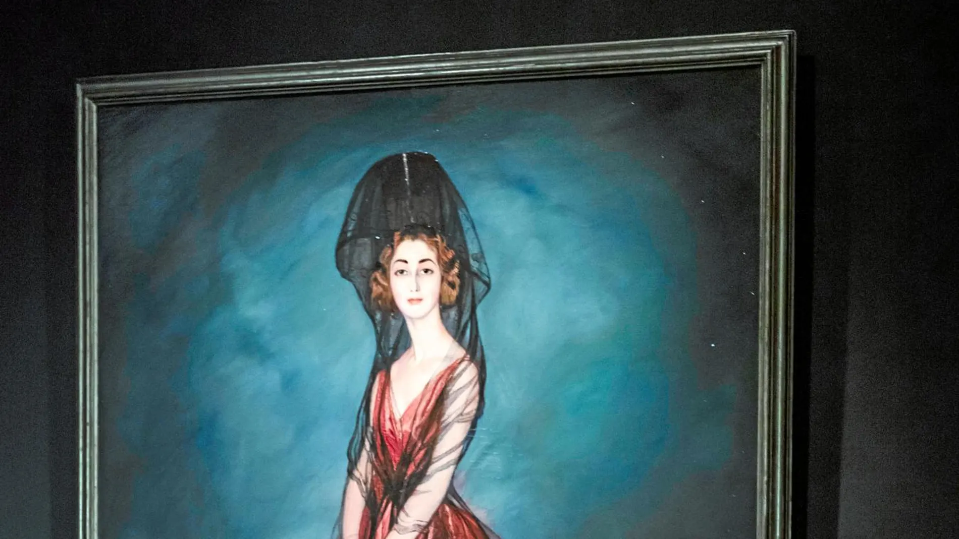 Retrato de la duquesa de Alba, de Zuloaga, junto a un vestido casi idéntico de tafetán, de Balenciaga / Foto: Gonzalo Pérez