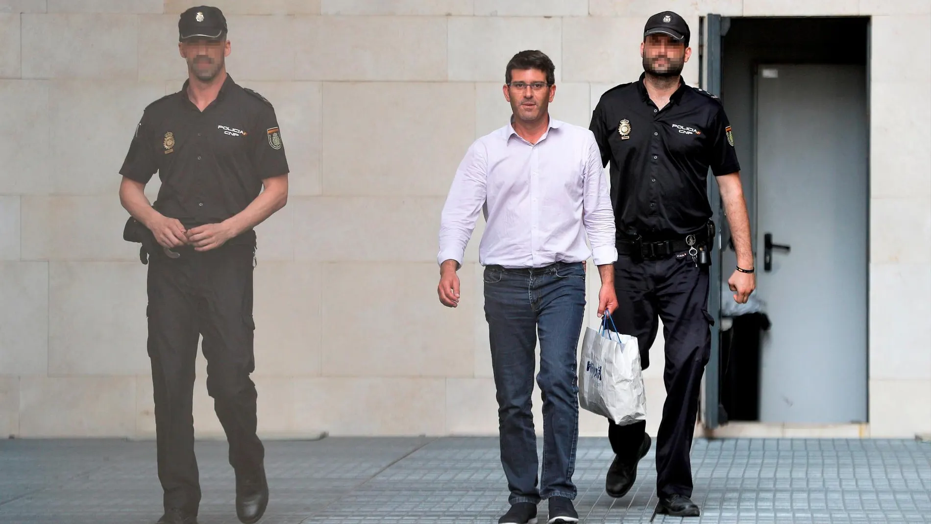 El expresidente de la Diputación sale de los calabozos de la Ciudad de la Justicia donde permaneció detenido.