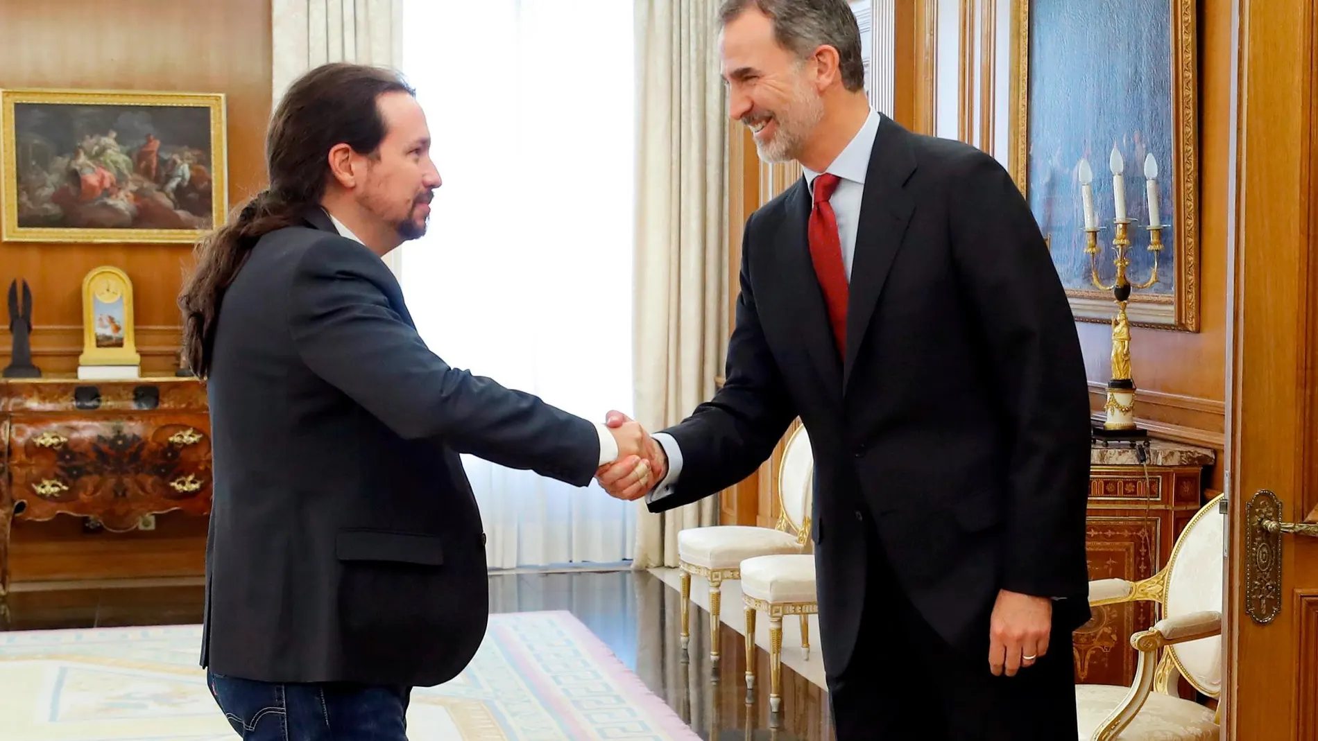 El rey Felipe VI saluda al líder de Podemos, Pablo Iglesias, en el Palacio de la Zarzuela. EFE/Chema Moya***POOL***