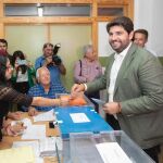 El candidato del PP a la Presidencia de la Región, Fernando López Miras, en el momento de introducir su voto en la urna