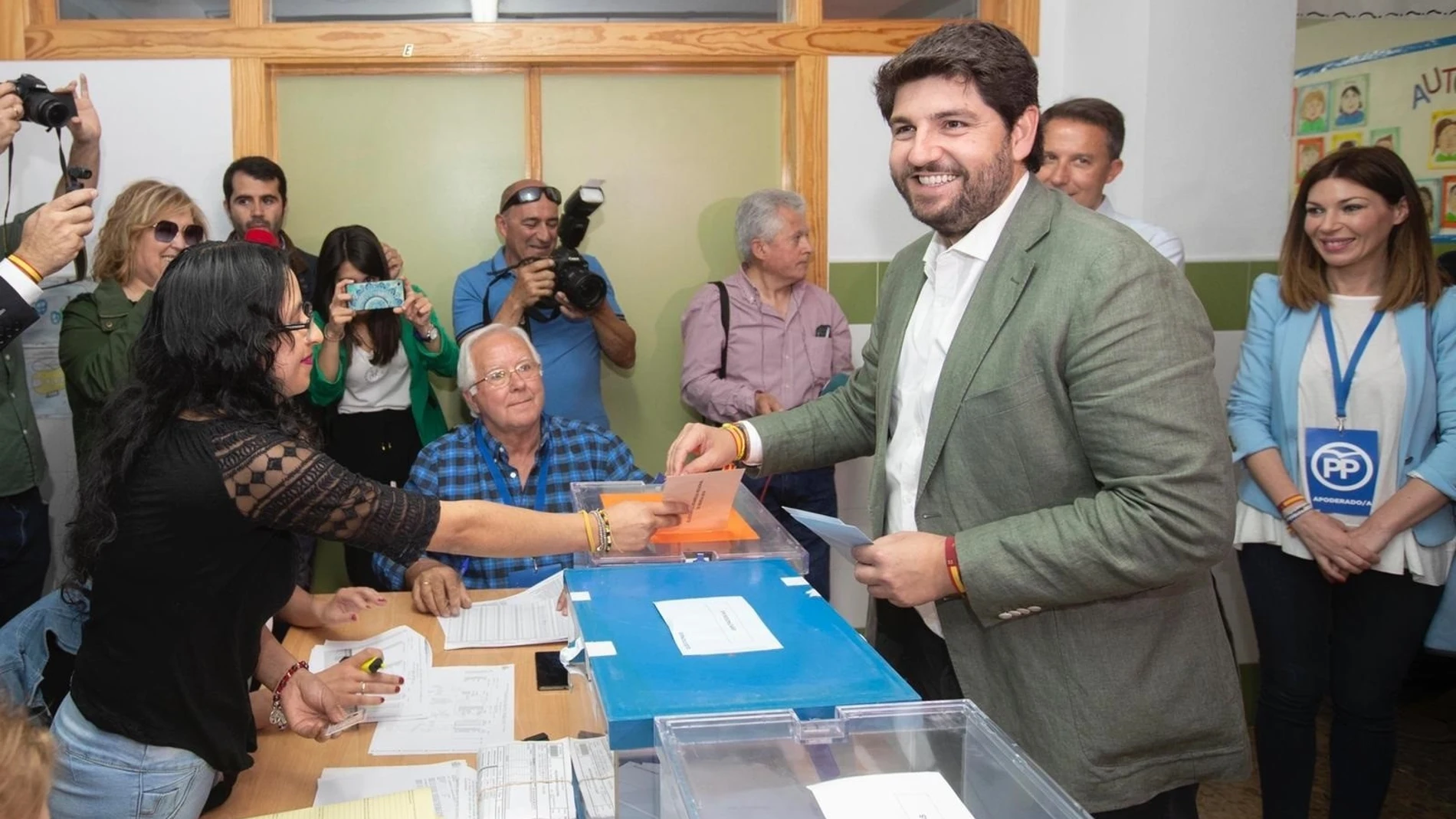 El candidato del PP a la Presidencia de la Región, Fernando López Miras, en el momento de introducir su voto en la urna
