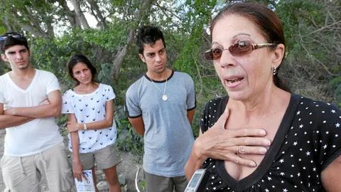 Ofelia Acevedo y sus tres hijos: Rosa María, Oswaldo José y Reinaldo Isaías, visitaron el lugar del accidente en el que murió Oswaldo Payá en julio