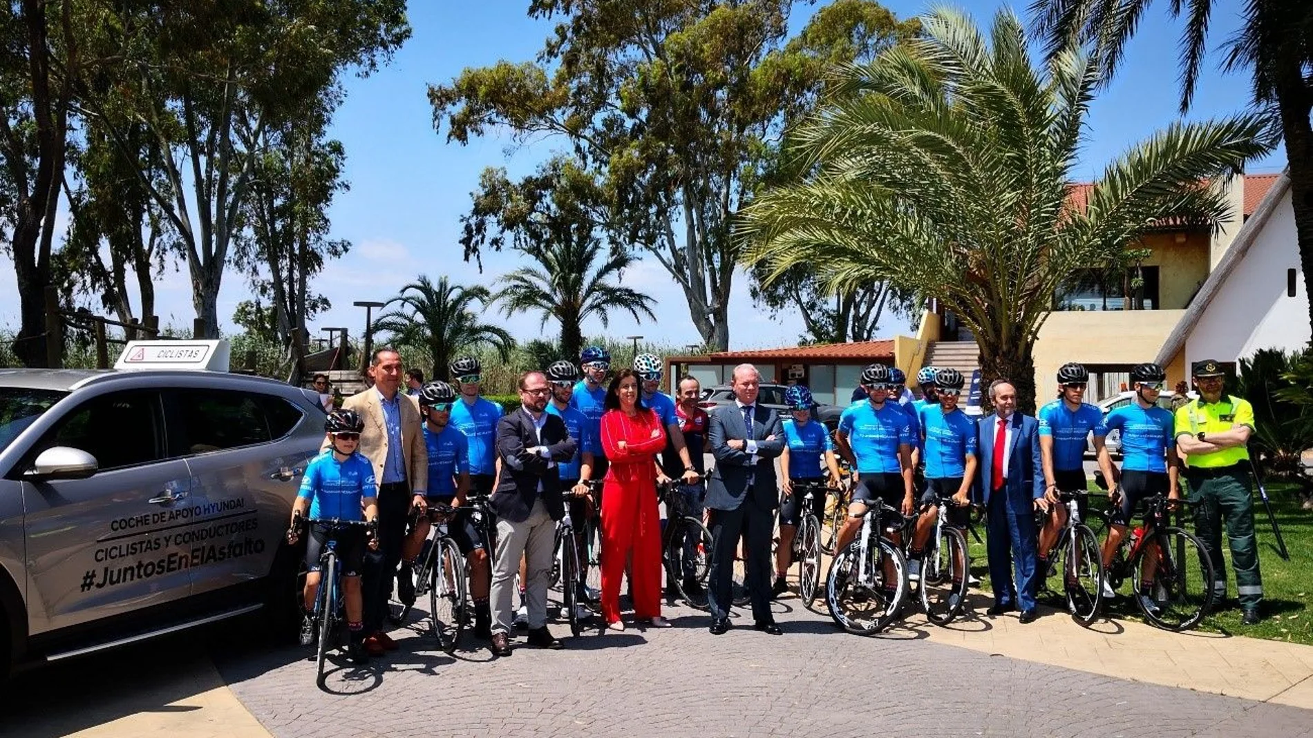 Equipo de deportistas con Leopoldo Satrústegui, director general de Hyundai Motor España, con el resto de portavoces de la campaña, antes de su entrenamiento con el vehículo de apoyo Hyundai